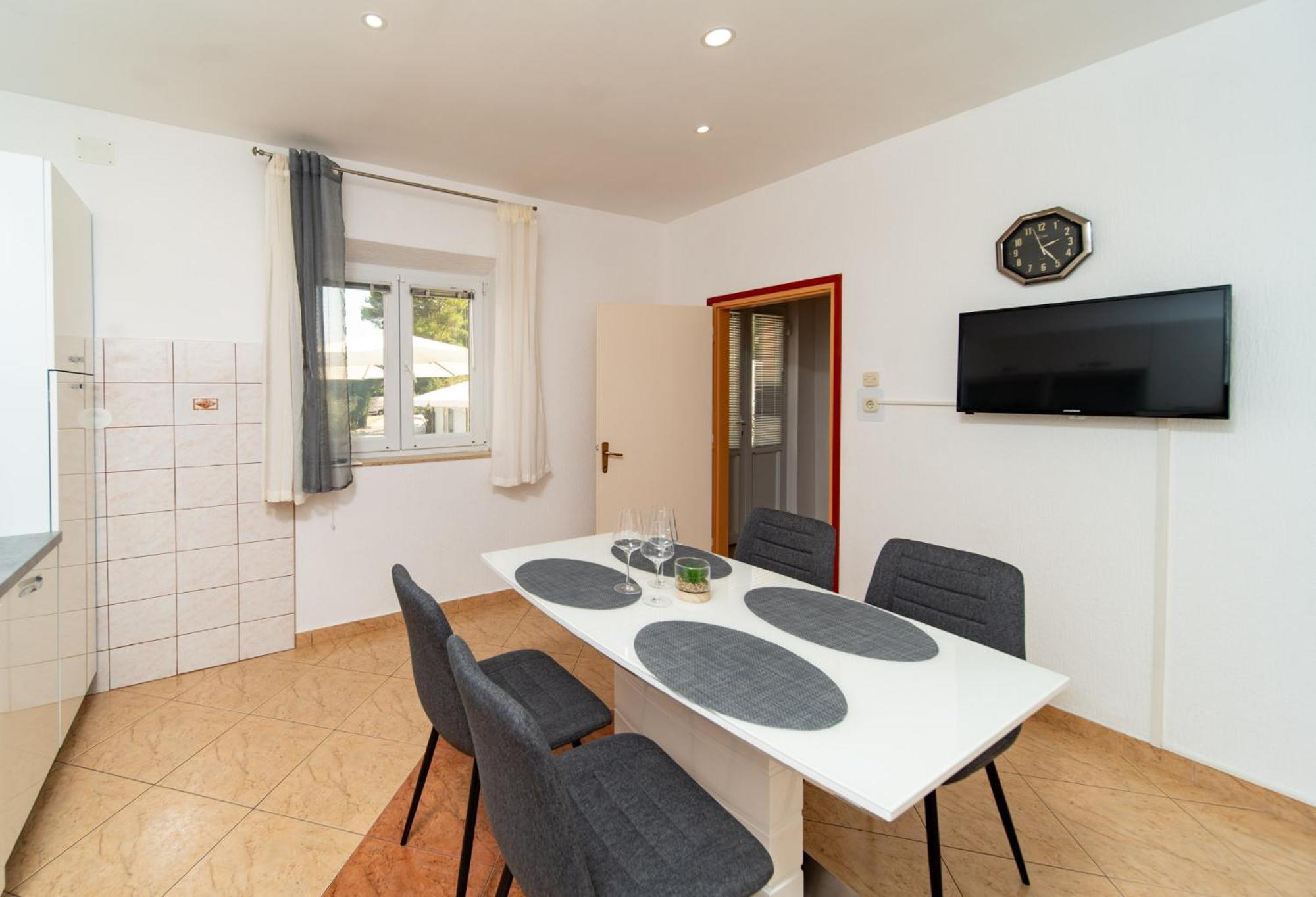 Apartments Lores Rab Town Exterior photo